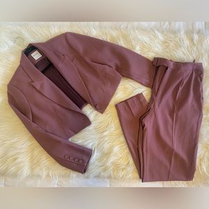 MOTF CROPPED 
BUTTON BLAZER AND BELTED PANTS.